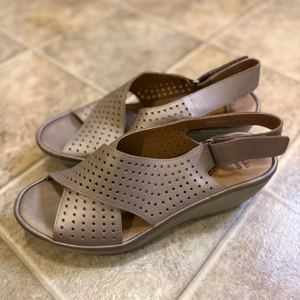 Clarks Collection Arla Glison Metallic Pewter Perforated Wedge Sandals Womens 9
